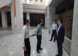甘肃工业职业技术学院党组书记杨声等辅导先后到彩陶创意产业园及地质博物馆实训基地施工现场实地调研